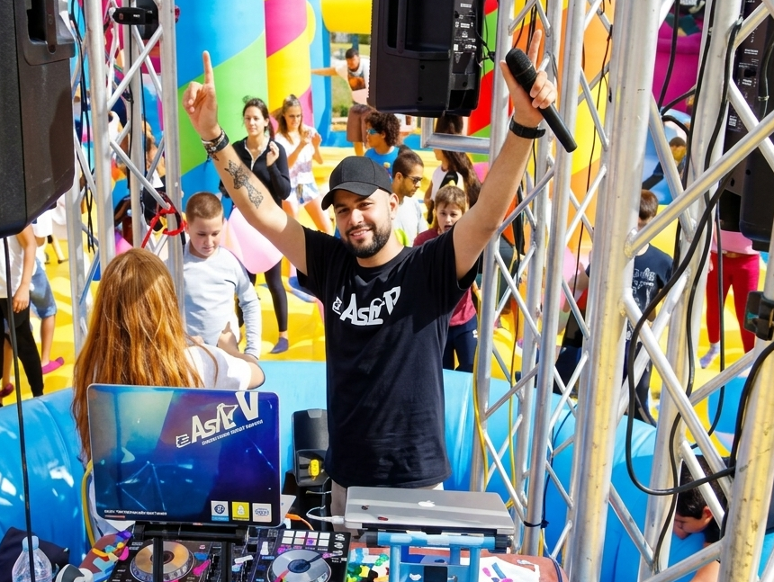 LIVE DJS